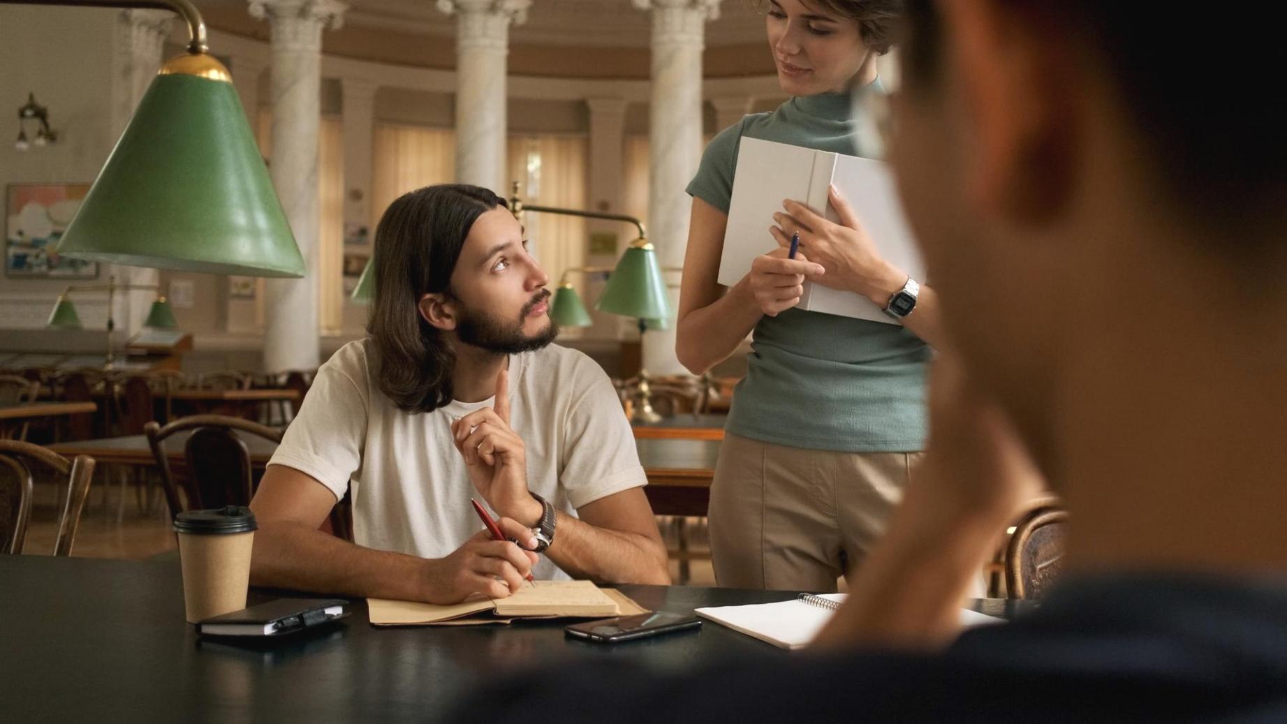 Profesional analizando datos financieros